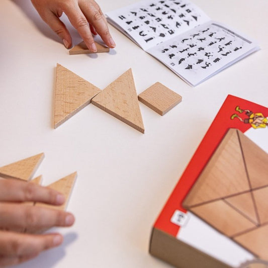 Joc Tangram din lemn de fag cu 7 piese geometrice si carte cu 200 de provocari pentru copii